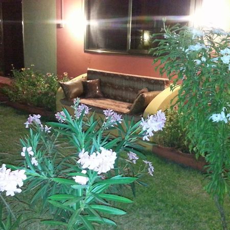 Hotel Golden Lilies à Kokrobite Extérieur photo