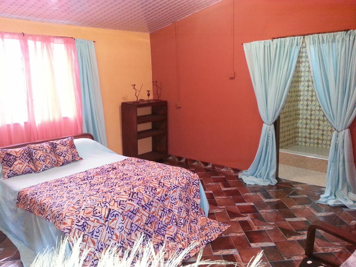 Hotel Golden Lilies à Kokrobite Extérieur photo