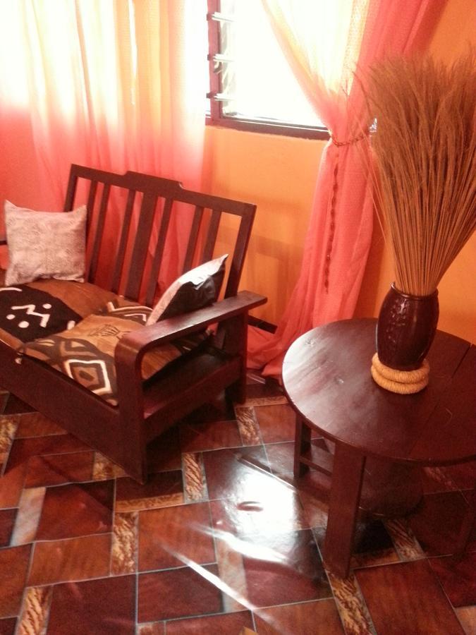 Hotel Golden Lilies à Kokrobite Extérieur photo