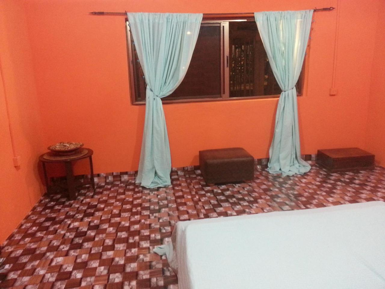 Hotel Golden Lilies à Kokrobite Extérieur photo