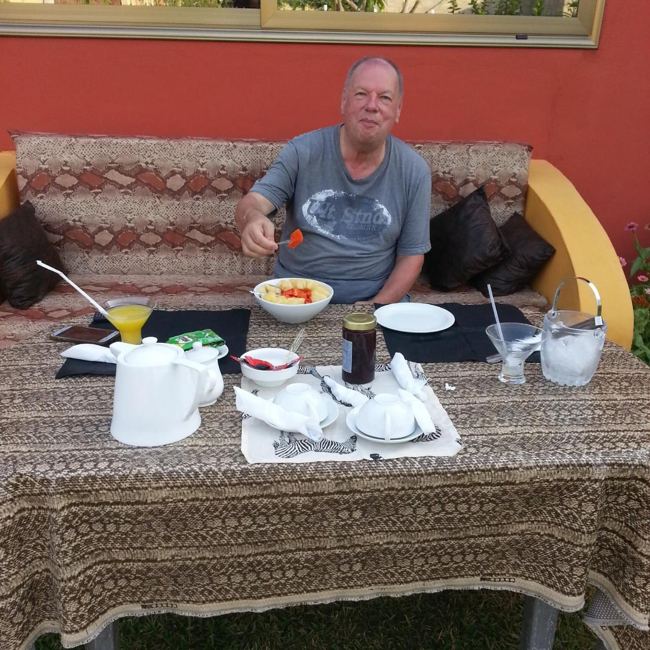 Hotel Golden Lilies à Kokrobite Extérieur photo