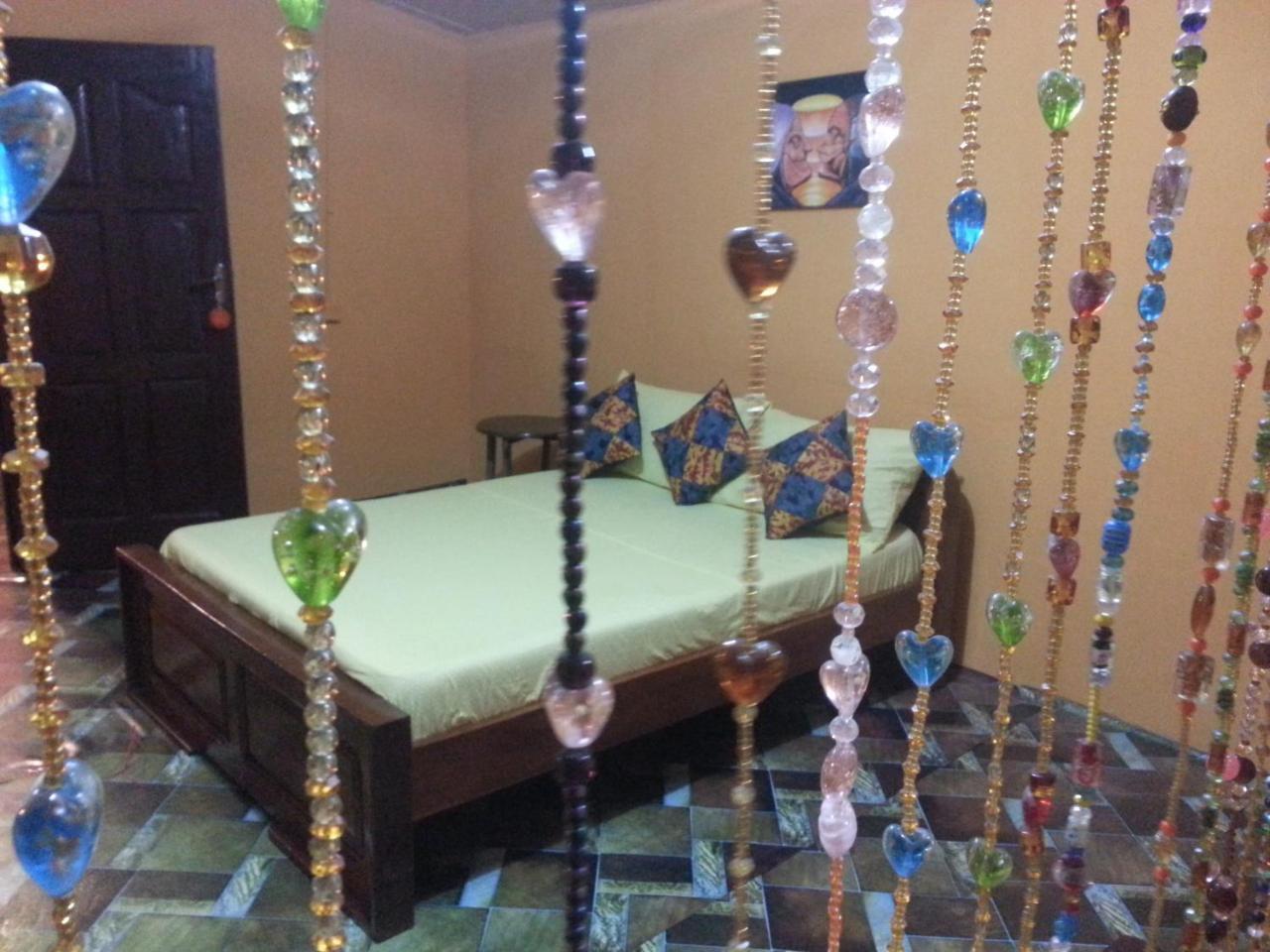 Hotel Golden Lilies à Kokrobite Extérieur photo