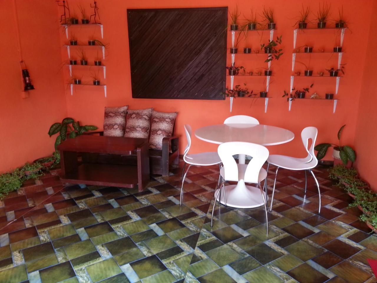 Hotel Golden Lilies à Kokrobite Extérieur photo