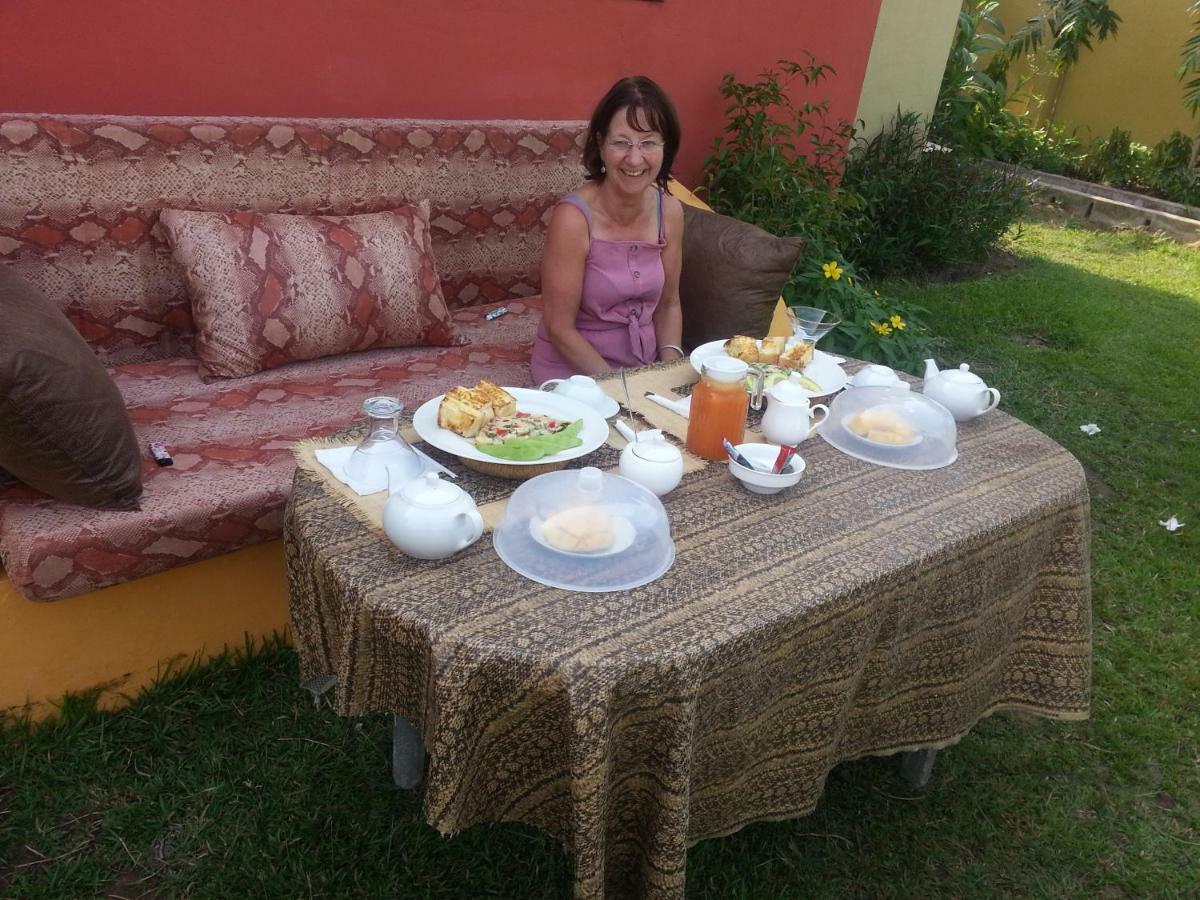 Hotel Golden Lilies à Kokrobite Extérieur photo