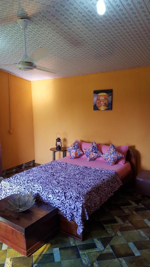 Hotel Golden Lilies à Kokrobite Extérieur photo